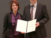 Vera Reiß überreicht den Preis an Hans Hasse. Foto: Friederike Mangelsen (AdW).