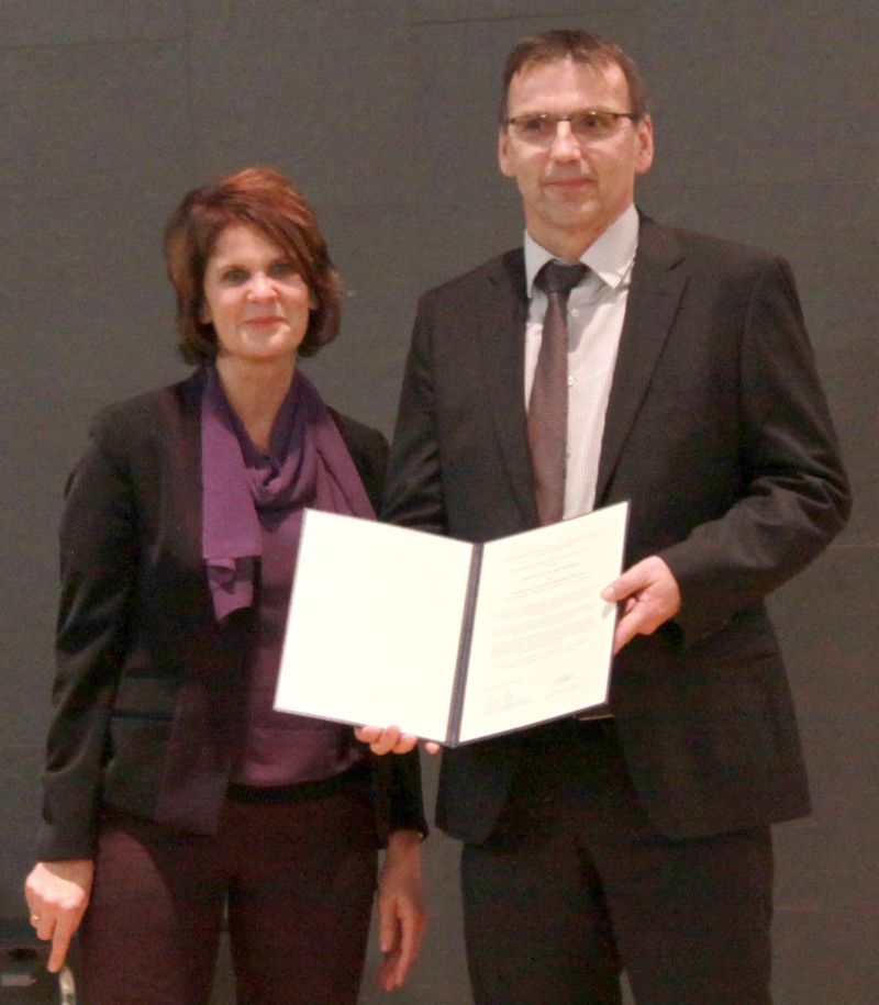 Vera Reiß überreicht den Preis an Hans Hasse. Foto: Friederike Mangelsen (AdW).