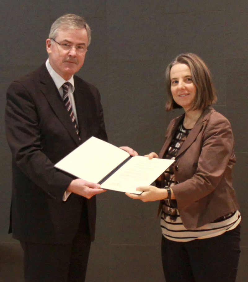 Gernot Wilhelm überreicht den Preis an Gabriele E. Schaumann. Foto: AdW Mainz.