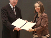 Gernot Wilhelm überreicht den Preis an Gabriele E. Schaumann. Foto: AdW Mainz.