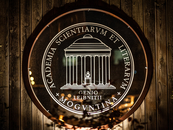 Logo der Akademie im Akademiegarten. Foto: Jan Hildner