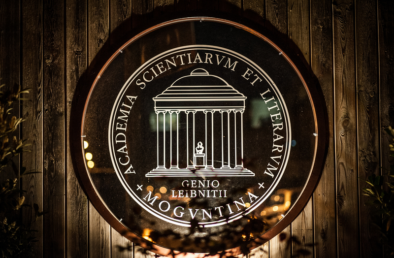 Logo der Akademie im Akademiegarten. Foto: Jan Hildner